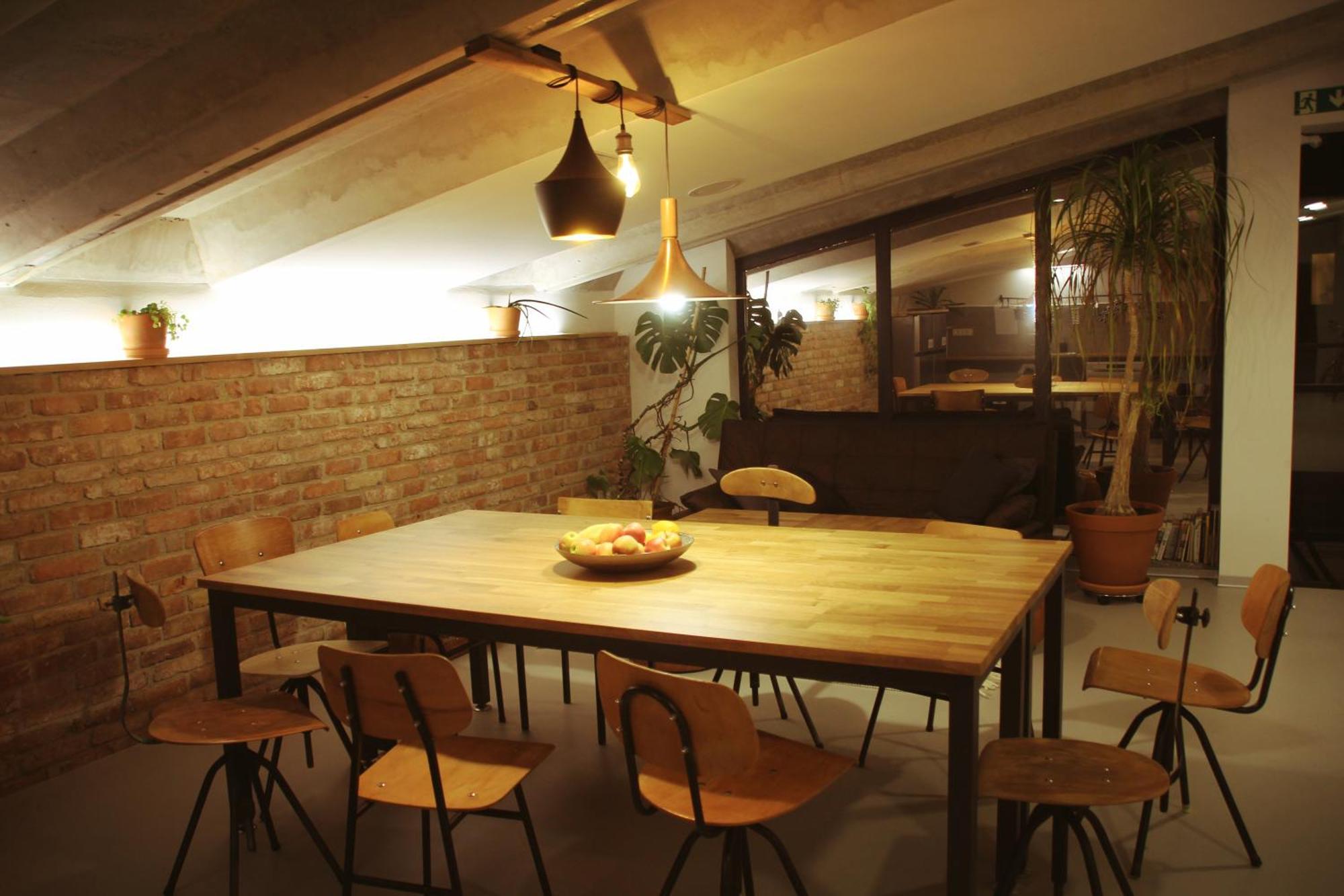 Garage Hostel Нова-Горица Экстерьер фото